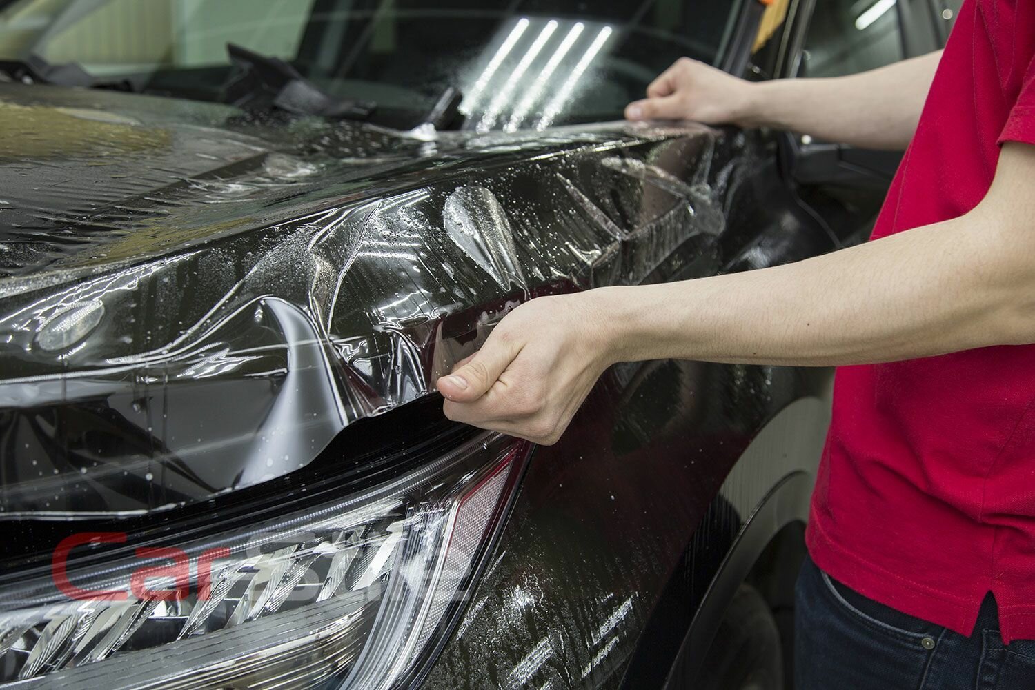 Оклейка капота автомобиля пленкой