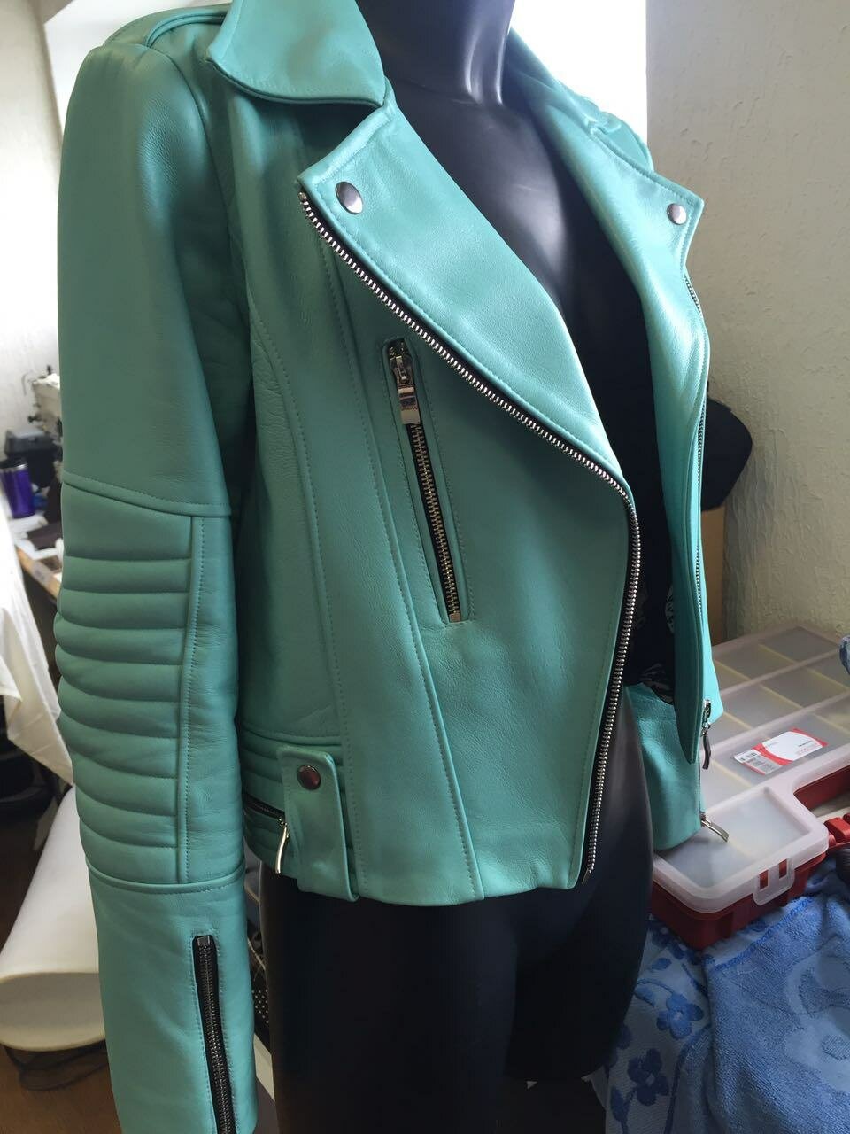 косуха, женская кожаная куртка, кожаные куртки, кожаная куртка косуха, кожаная куртка женская изумрудная