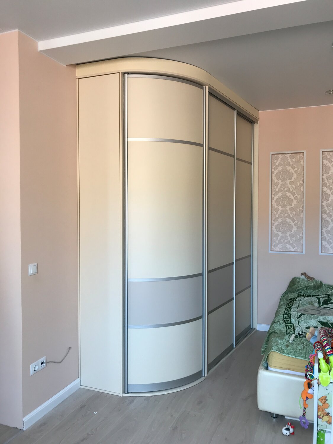 radius line радиусные шкафы купе, шкафы купе радиусные угловые с тумбой, радиусный шкаф купе с зеркалом, прямой шкаф с радиусной дверью, шкаф купе с радиусным угловым элементом