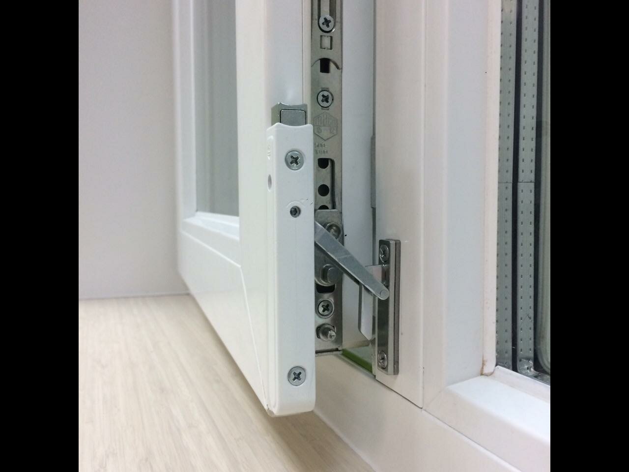 ограничитель окна maco multi-vent "мультивент, roto nt фурнитура многоступенчатое проветривание, фурнитура рото патио ручка, фурнитура для балконных дверей рехау, наклонно-сдвижная фурнитура roto