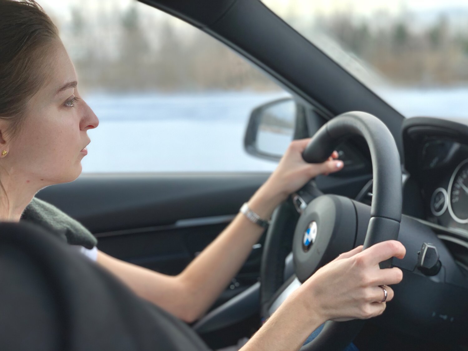 девушка держит руль, автомобиль, авто, надя за рулём, вождение