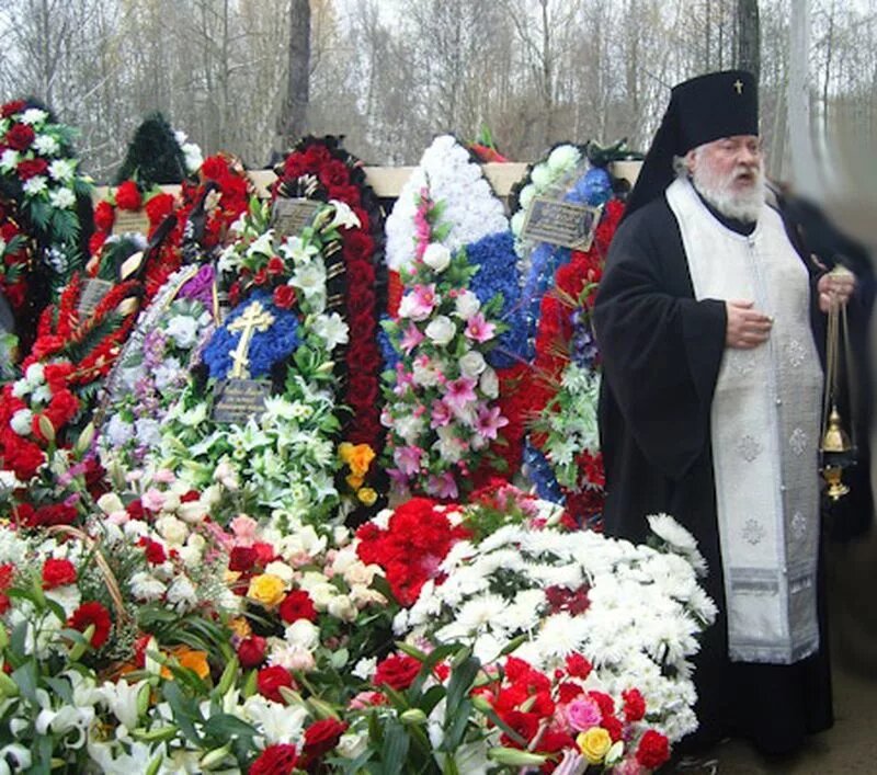 могила архимандрита кирилла павлова в троице сергиевой лавре, 2020 панихида могила иоанн снычев, схиархимандрит петр кучер могила, схиархимандрит петр боголюбский монастырь похороны, православная похоронная процессия