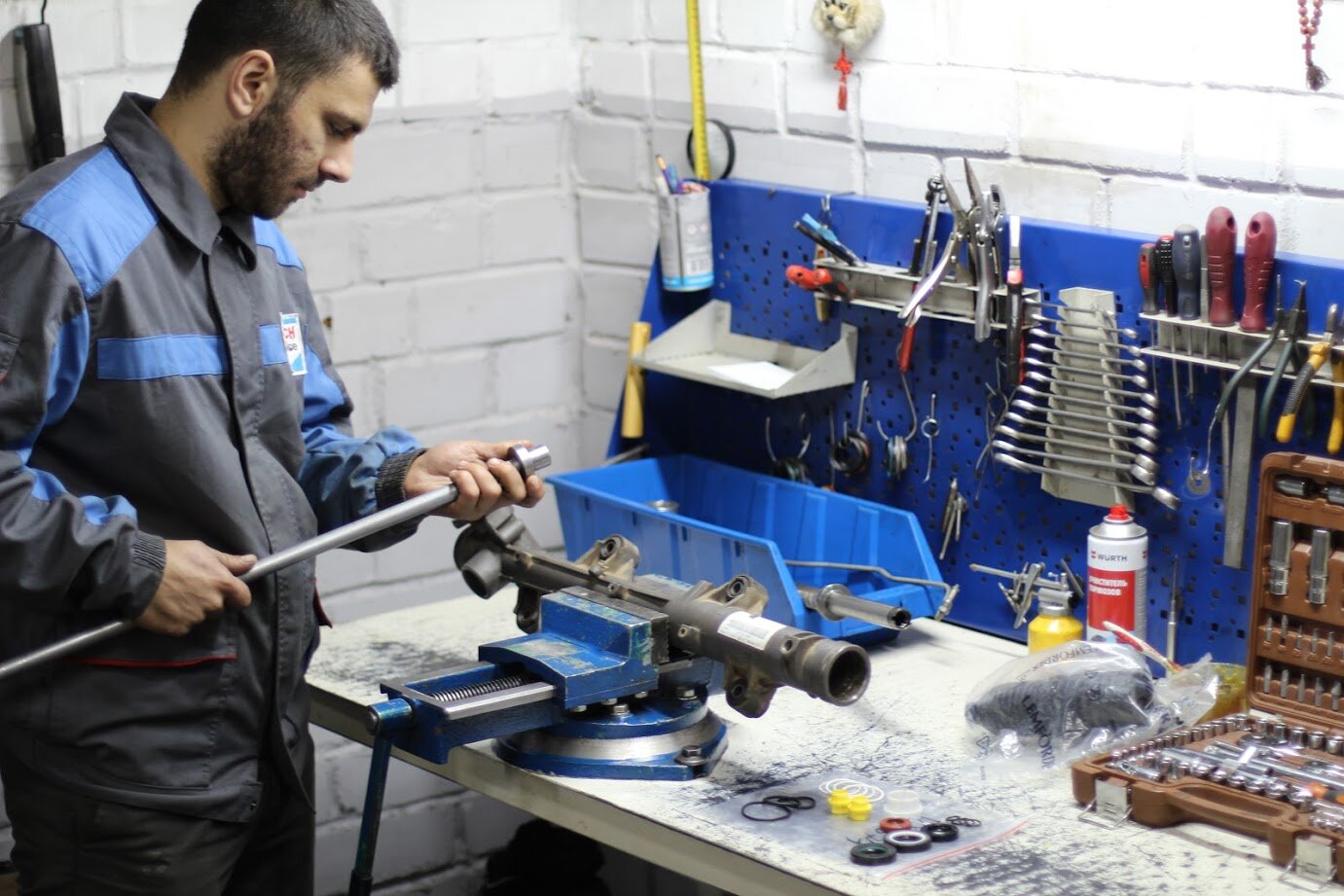 слесарь ремонтник на заводе, слесарь, оборудование для гидравлических рулевых реек, переборка рулевых реек владимир, восстановление цеха