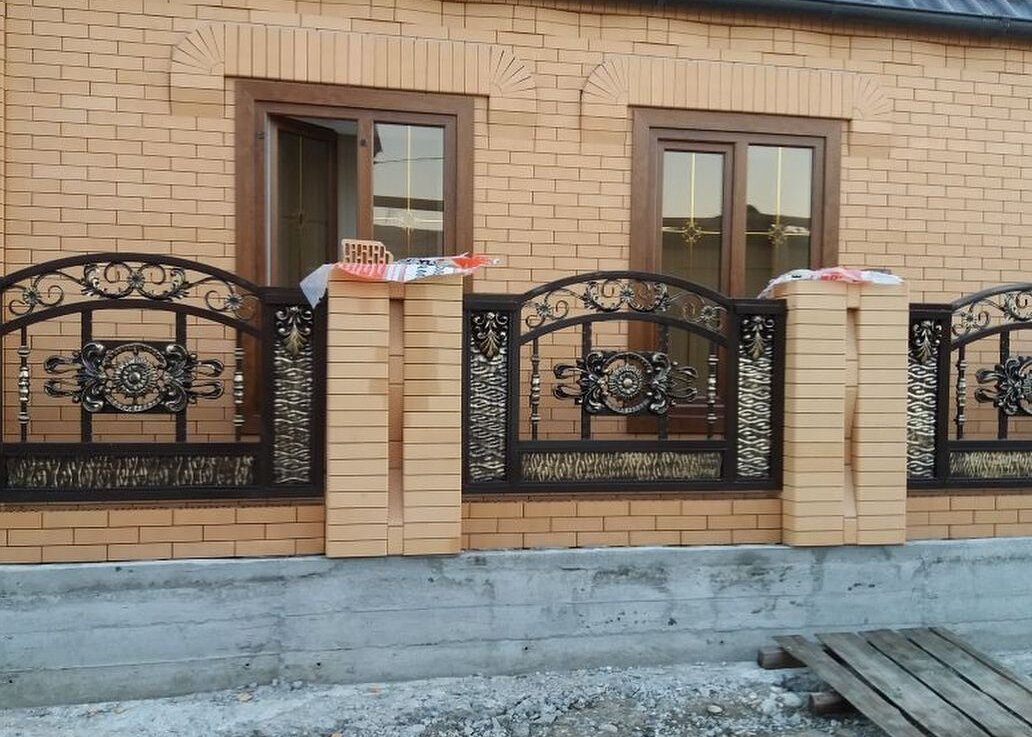 забор из желтого кирпича с ковкой, красивые заборы в чечне, кирпичный забор с ковкой, кованый забор с кирпичными столбами, кованый забор