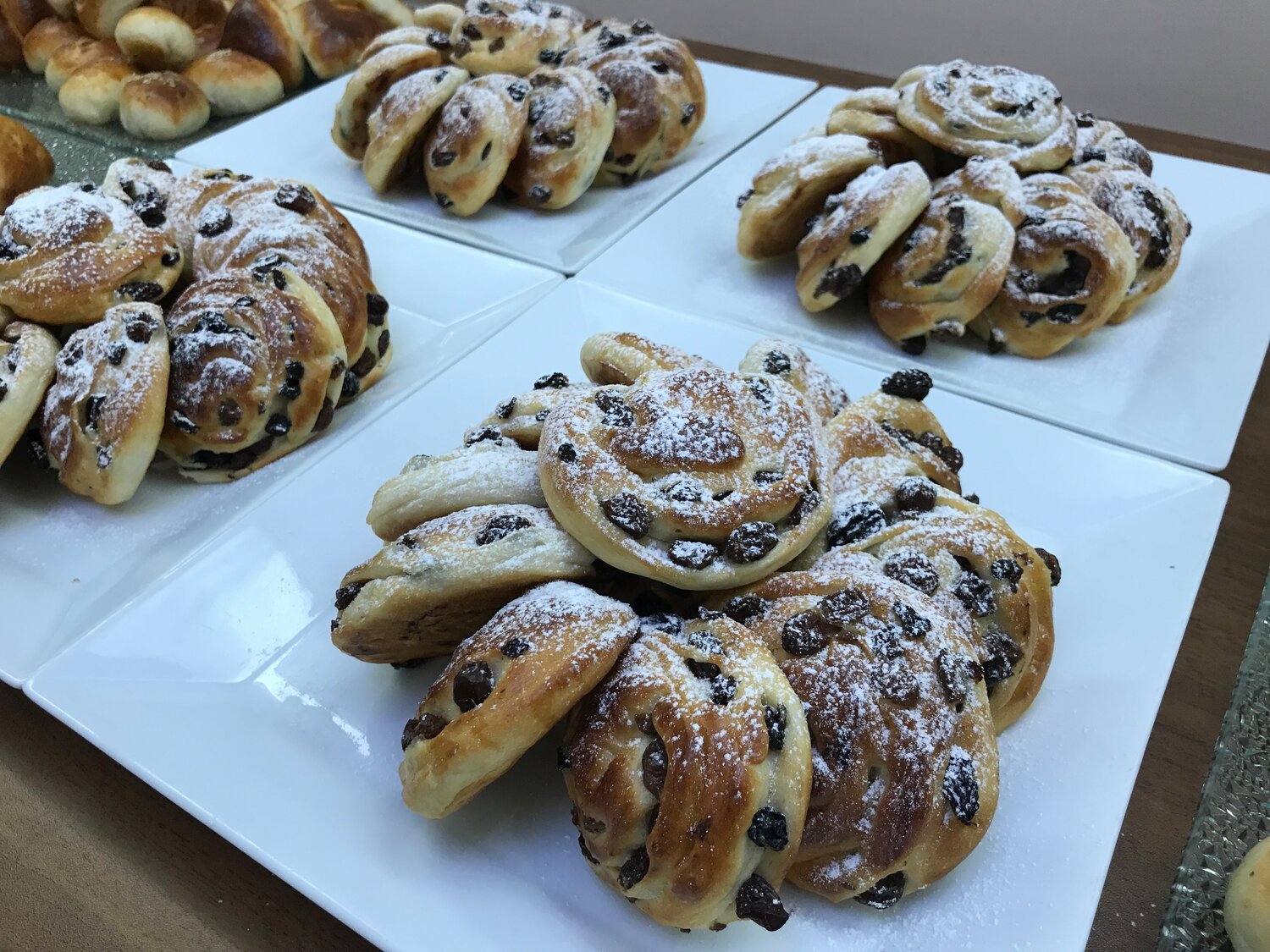 красивые булочки с изюмом, еда, выпечка, домашняя выпечка, сладкие крендельки из дрожжевого теста
