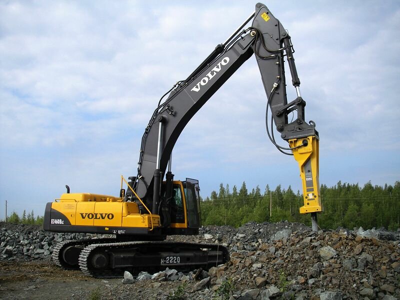 volvo ec 210 с гидромолотом, гусеничный экскаватор volvo ec220d, volvo ec, volvo 210 с гидромолотом, спецтехника экскаватор