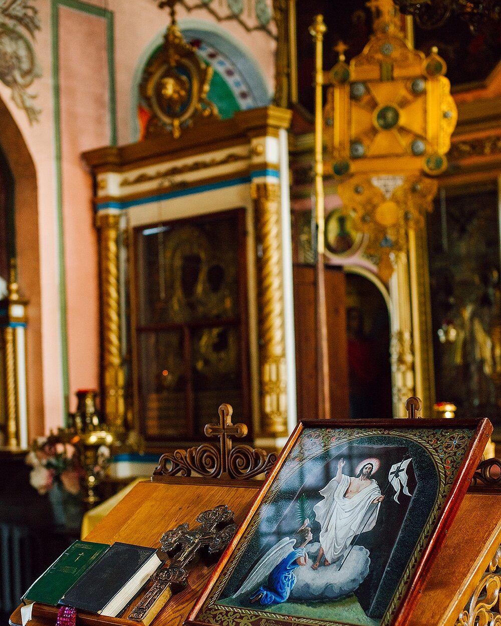 матрона московская икона в храме, екатерининский монастырь икона божьей матери, икона рождества христова с частицей яслей богомладенца христа, владимирская икона божией матери-с мощами и освещённая, православные святыни