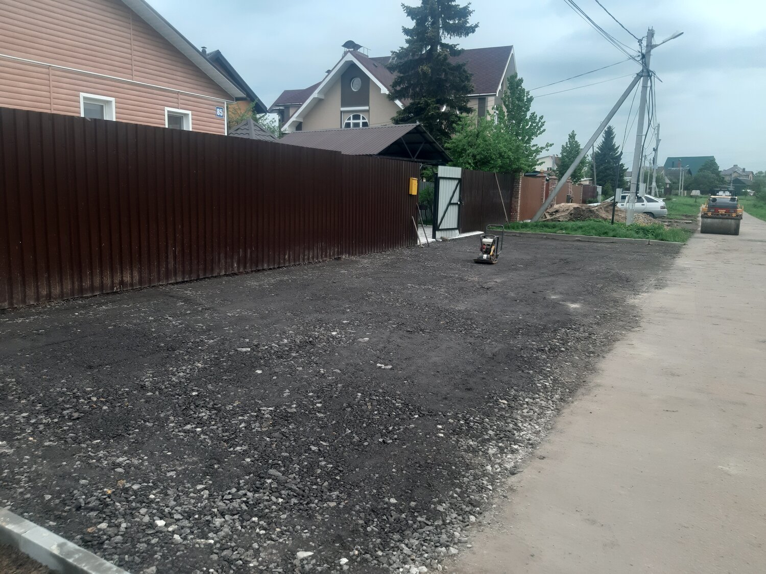 парковка из асфальтовой крошки, участок, асфальтирование в частном доме, улица, деревня меленки солнечногорский район