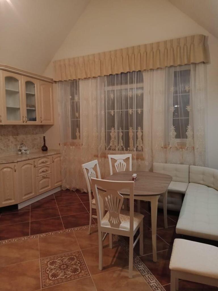 квартира, европа аренда 3-х комнатных квартир кухня, дизайн кухни, ламбрекен, кухня