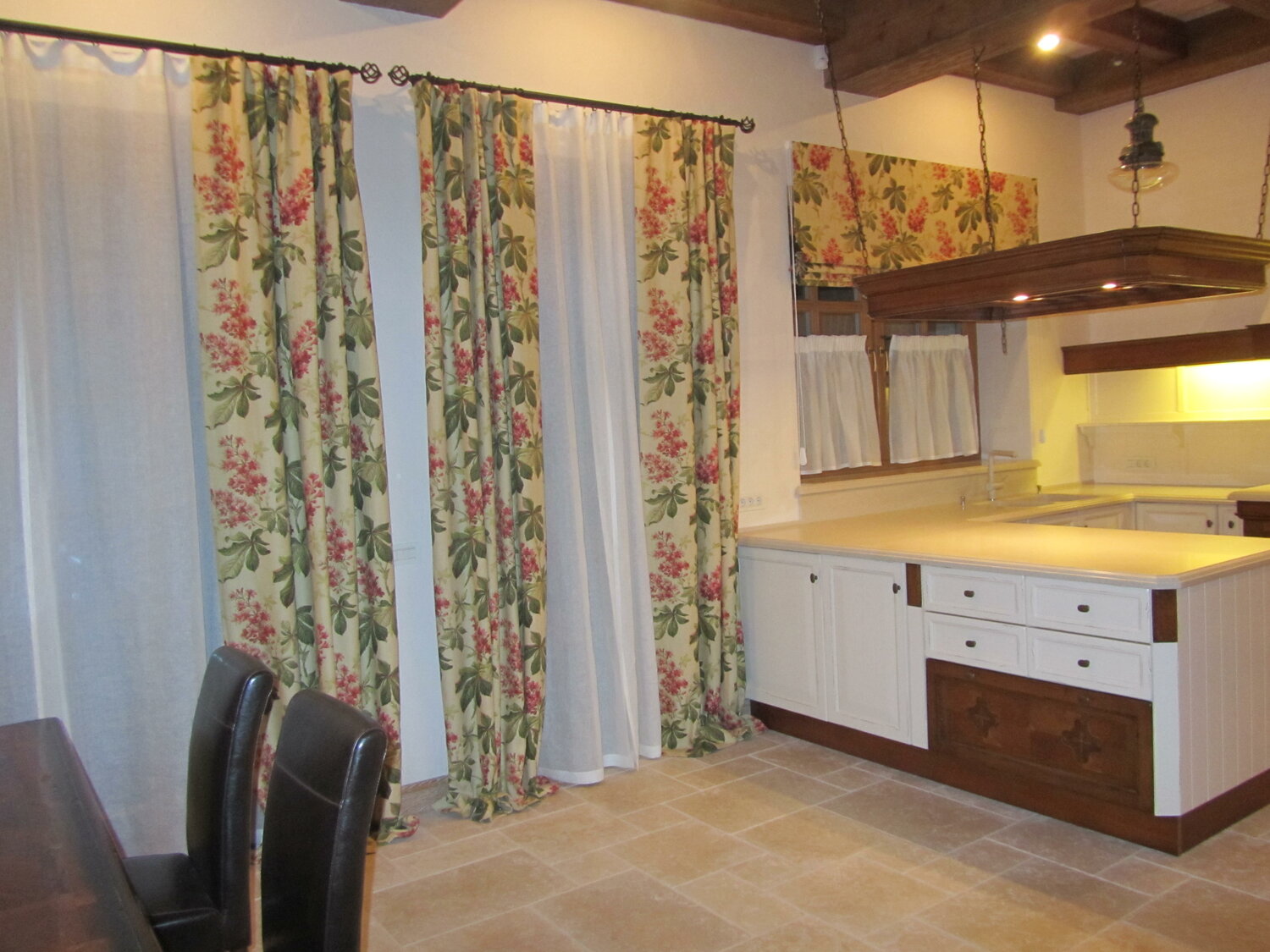 шторы для кухни в французском стиле, занавески на кухню в деревянном доме, кухня на даче с большими окнами, дизайн кухни, занавеска