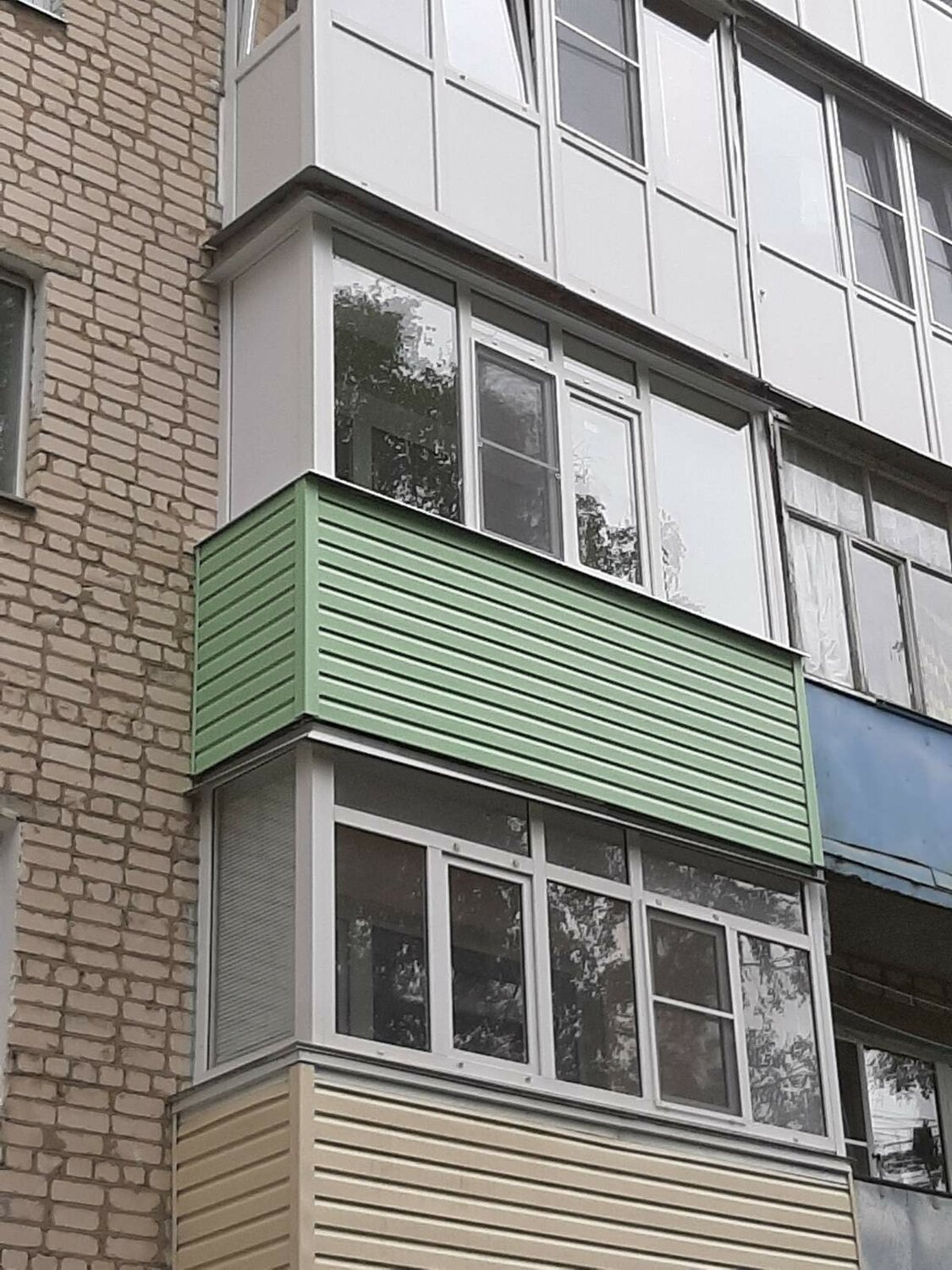балкон снаружи, остекление балконов и лоджий, зеленый балкон снаружи, бирюзовый балкон снаружи, сайдинг зеленый балкон