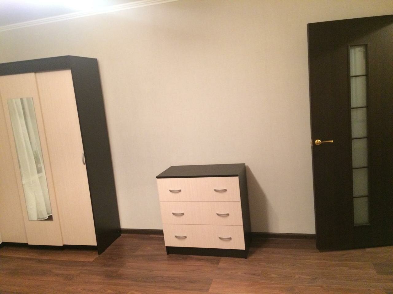 шкаф комод с зеркалом, комната, шкаф, шкаф-комод в зал с зеркалом, узкий бельевой шкаф комод и шкаф купе