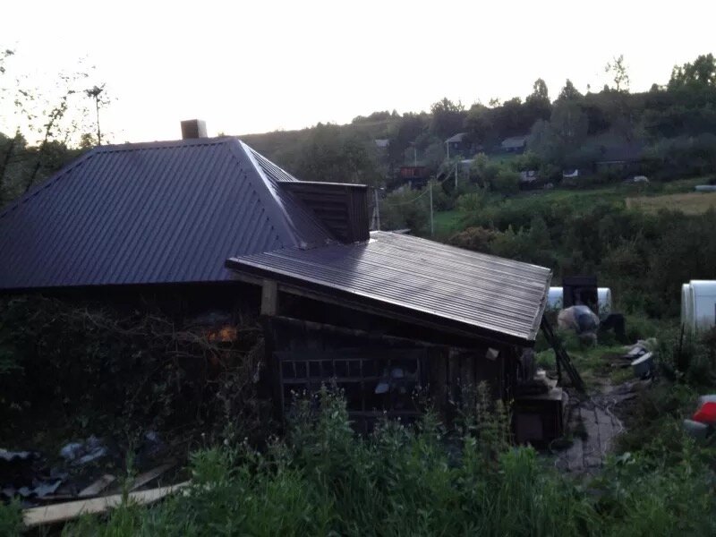 в деревне, кровля, крыша металлочерепица на деревянном доме, дом новоликеево огородная, крыша