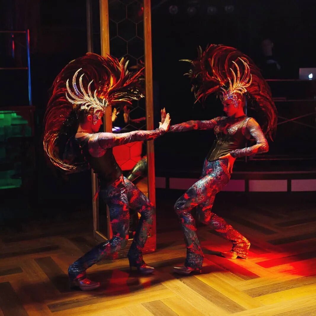 танцоры фрик шоу, шоу, человек, танец, танцовщицы в цирке