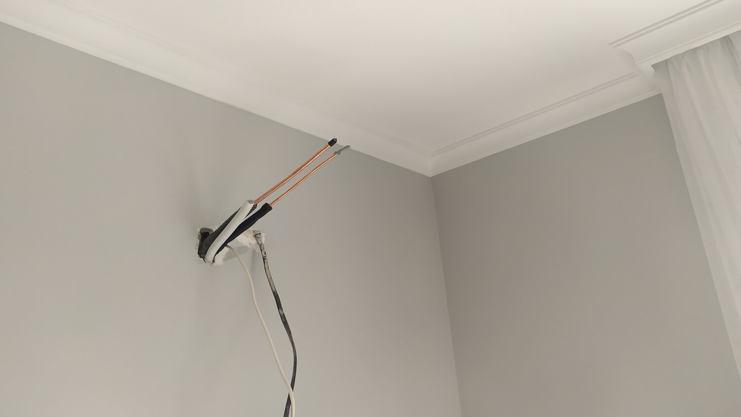 потолок, покрашенный потолок, белый крашеный потолок, кабель канал на потолке, ceiling