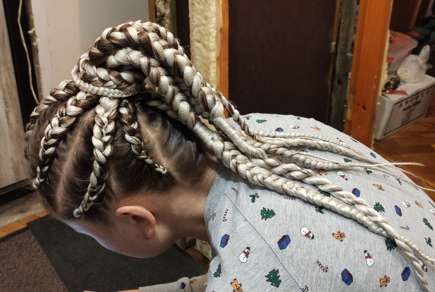 плетение кос, косы дракончик 6 кос с канекалоном, косы с белым канекалоном, боксерские косички с канекалоном, канекалон боксерские косы