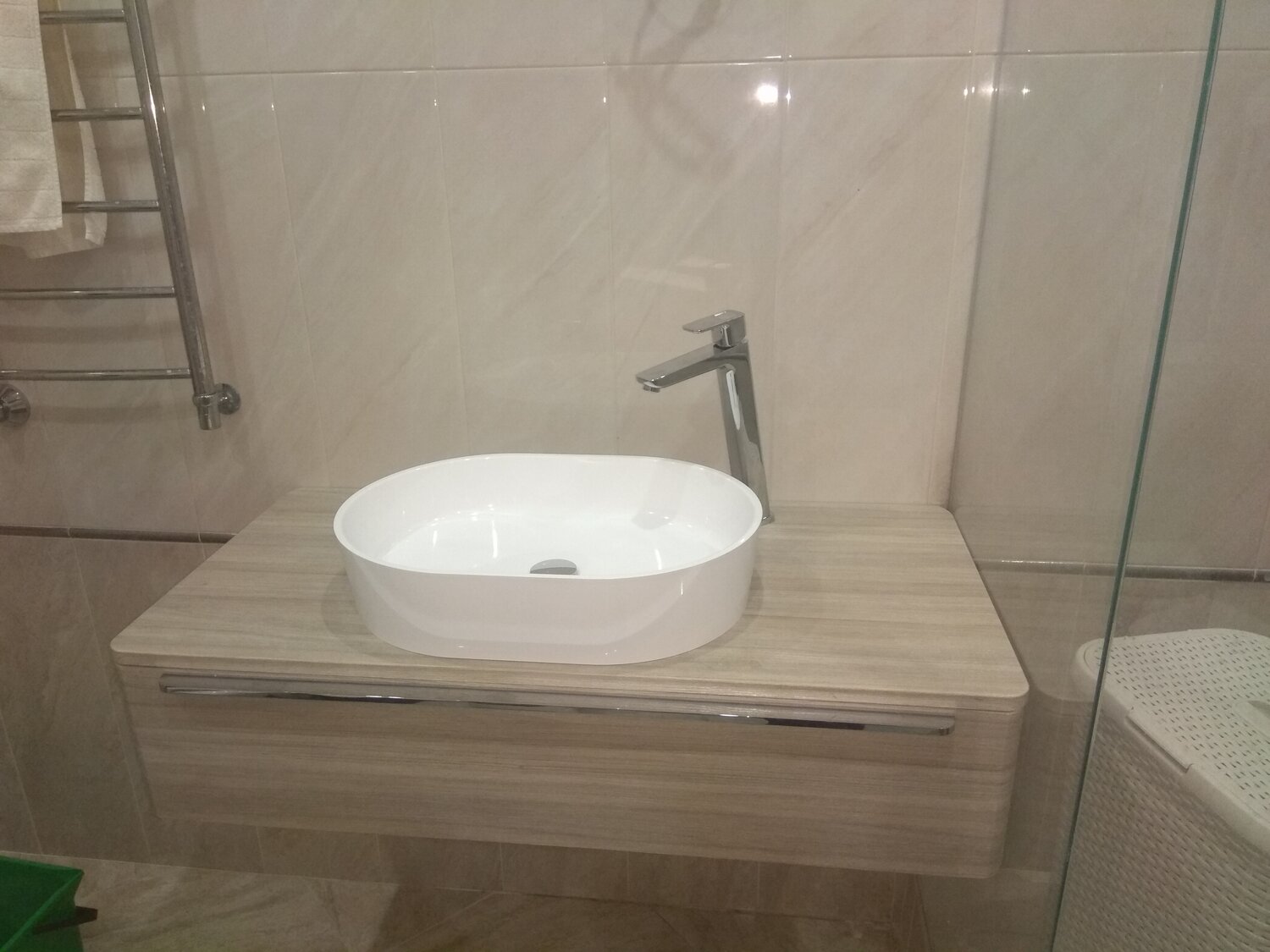 столешница в ванную с бортиком, столешница в ванной, столешница из искусственного камня с накладной раковиной для ванной, столешница в санузел под раковину, ванная комната