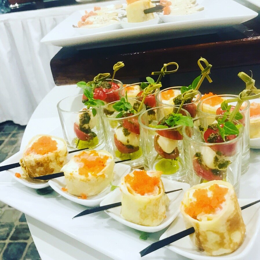 закуски на вечеринку, закуска для фуршета с икрой, фуршетные закуски канапе веррины роллы, еда, голландские закуски