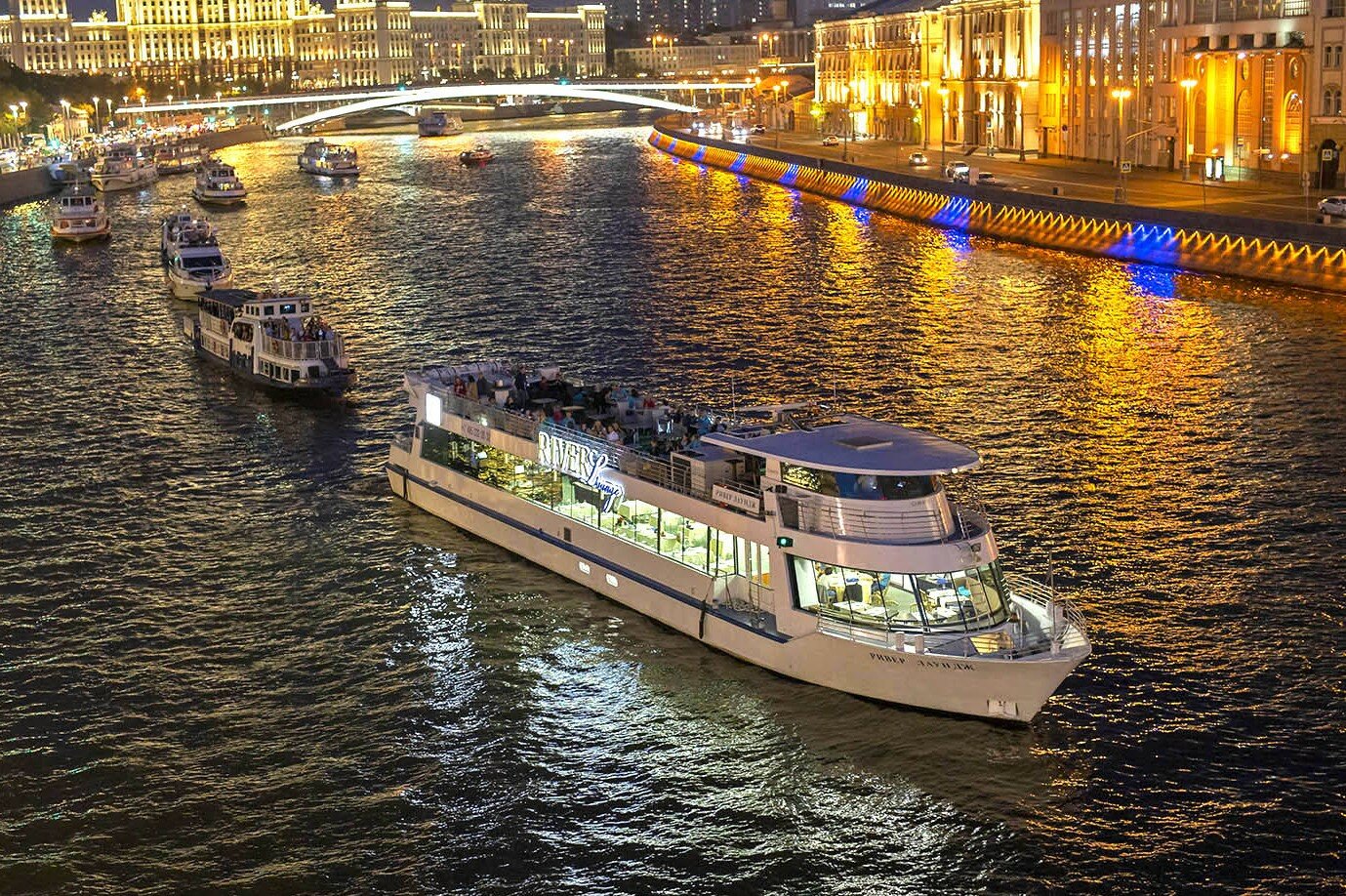 теплоход ривер лаунж 2 москва, теплоход ривер спб, теплоход рэдиссон по москве, прогулки на теплоходе в париже по реке сенна, прогулка на теплоходе жемчужина москва река