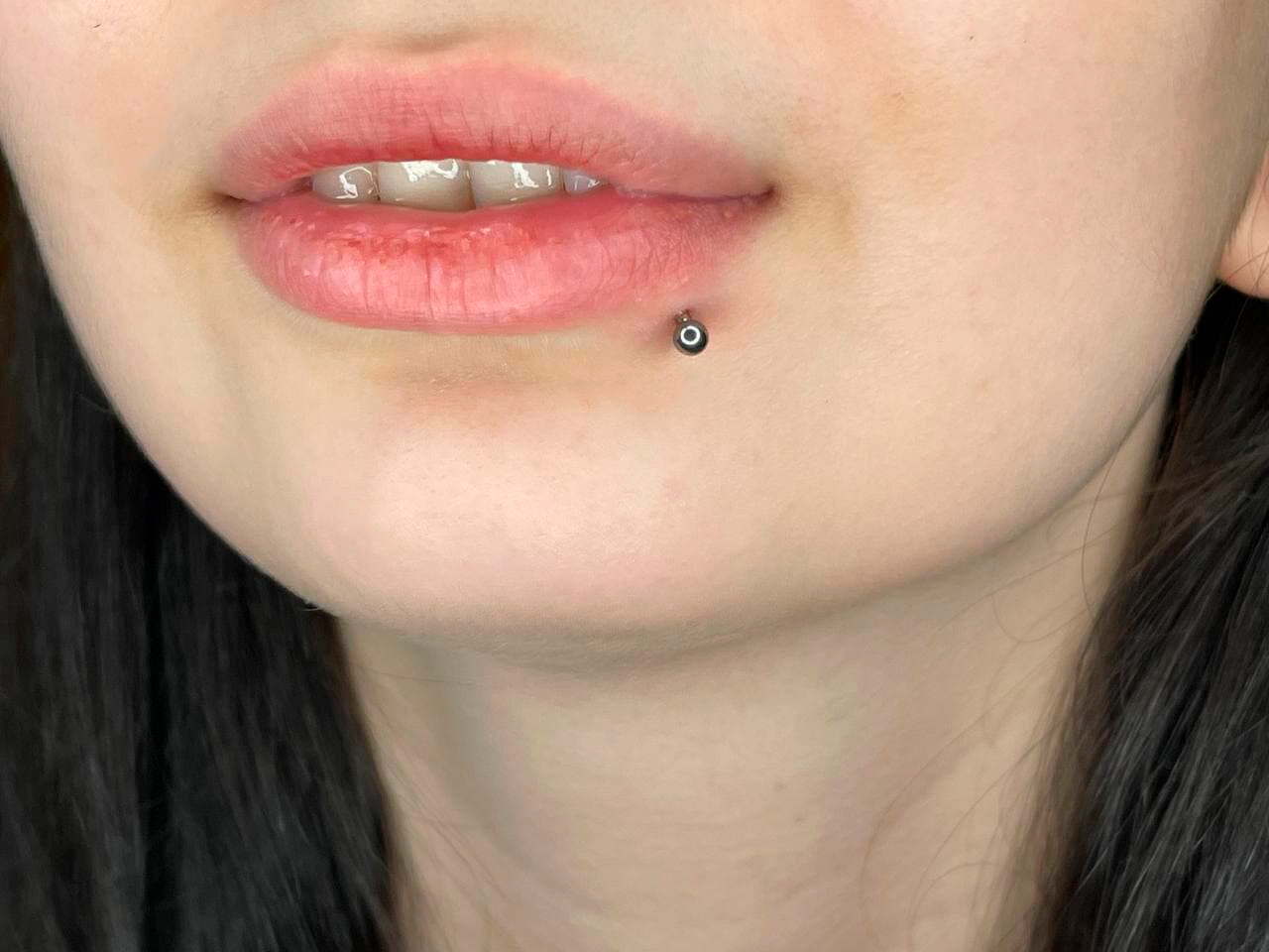 пирсинг лабрет нижней губы, пирсинг губы, лабрет пирсинг губы, лабрет пирсинг, пирсинг нижней губы