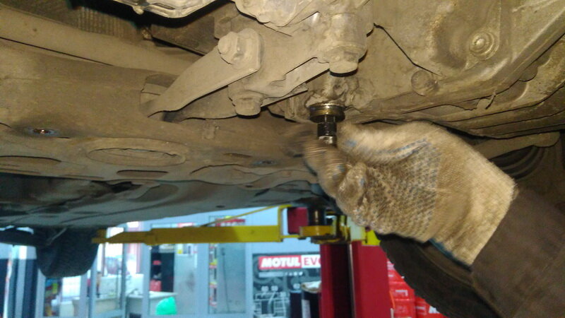 смена масла в коробке, замена масла, toyota carina масло в мкпп, замена масла в коробке, шкода йети сливное отверстие масла коробки