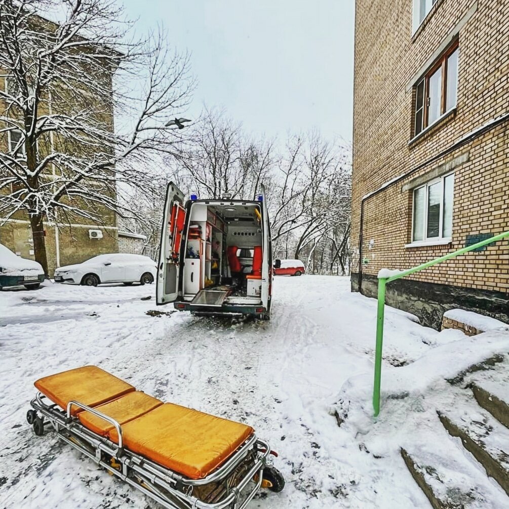небольшой снег, выпал снег, уборка снега, снег, красивая зима