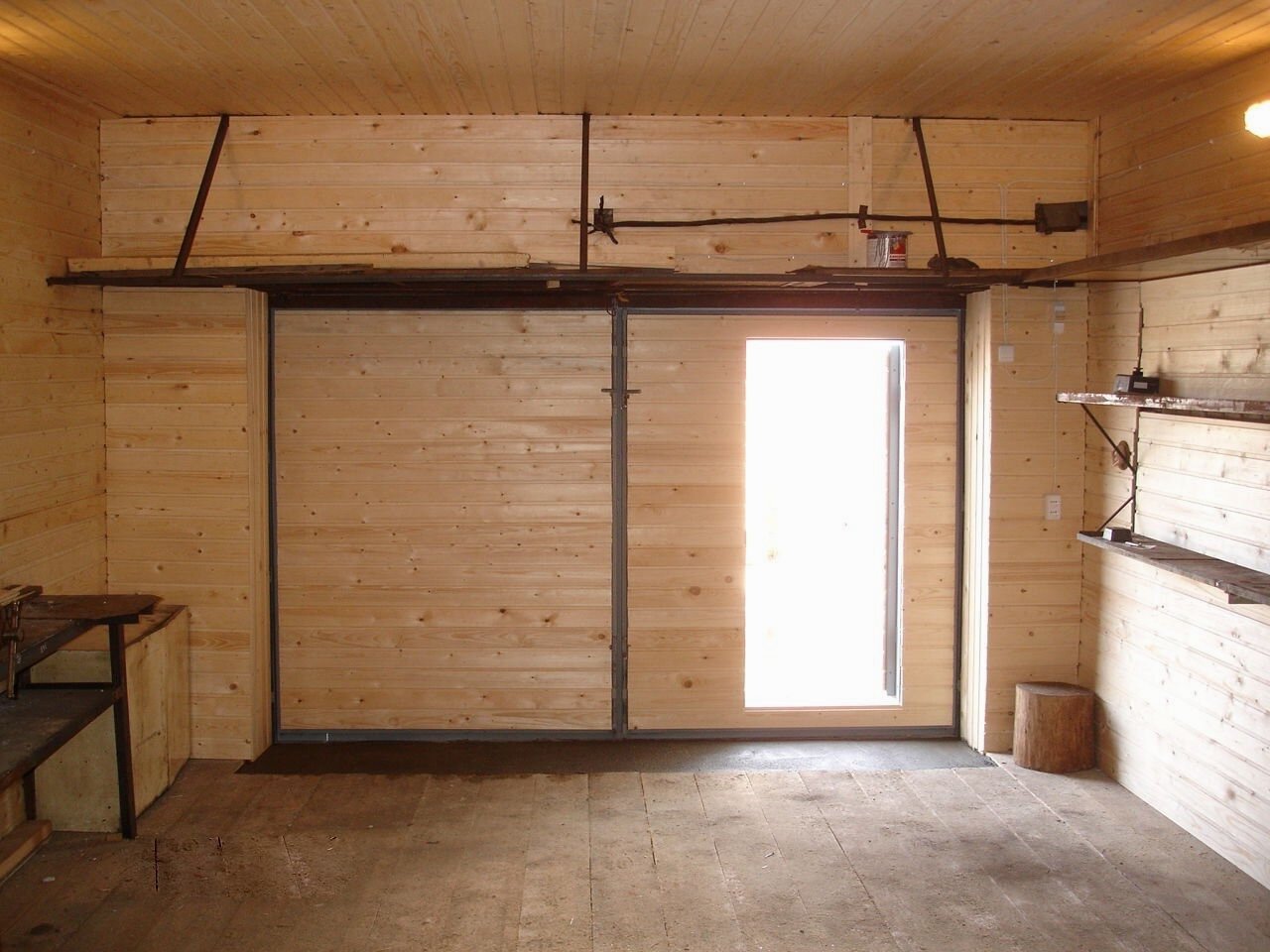 отделка гаража, обшивка гаража, отделка гаража вагонкой, секционные ворота в деревянный гараж, внутренняя отделка гаража