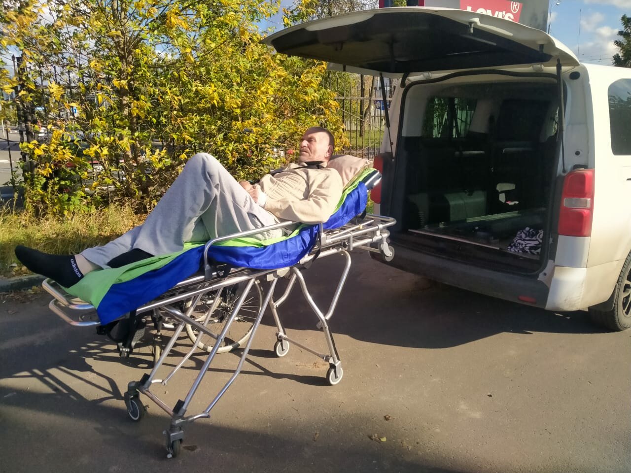 перевозка лежачих больных, транспортировка лежачих больных, машина для транспортировки лежачих больных, перевозка лежачих больных в москве, автомобиль для перевозки лежачих больных