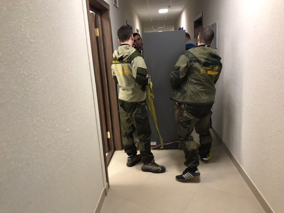 сотрудник фсб, охрана, омон в подъезде, омон ночью, боец спецназа