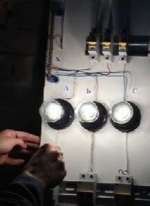 рубильник на щитке света в подъезде, автомат в щитке, старые автоматические выключатели в щите, электрический щит с пробками, электрический щиток в подъезде