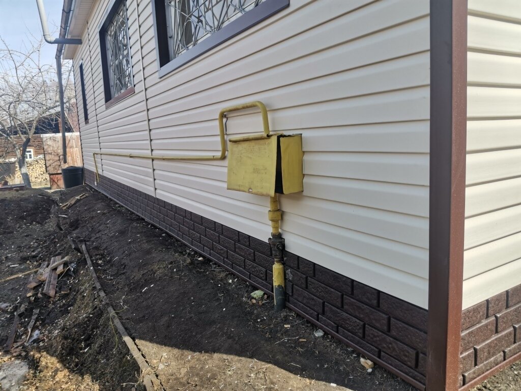 ввод газа в дом, газовая труба по фасаду, газификация частного дома, подвод газа к частному дому, газовая труба по фасаду частного дома