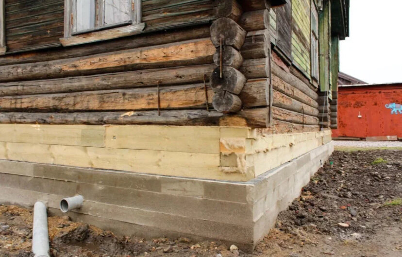 замена нижнего венца деревянного дома, замена венцов в деревянном доме, замена венцов деревянного дома, фундамент под старый деревянный дом, что такое венцы в деревянном доме