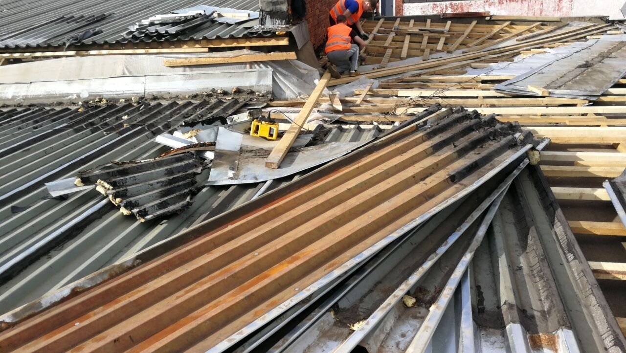 демонтаж кровли, демонтаж профнастила, замена кровли, повреждение кровли, кровля профлист