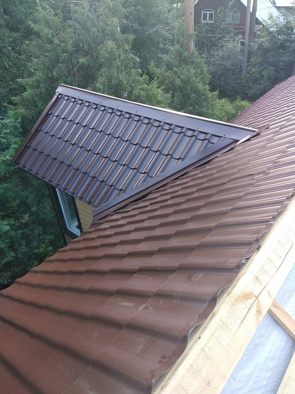 стык металлочерепицы, монтаж кровли из металлочерепицы, металлочерепица крыша, монтаж крыши из металлочерепицы, ендова нижняя для металлочерепицы