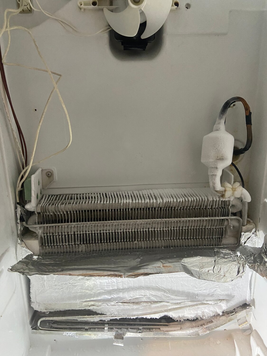 холодильник индезит ноу фрост, холодильник ноу фрост, ремонт холодильника, холодильник не морозит причины, испаритель холодильника