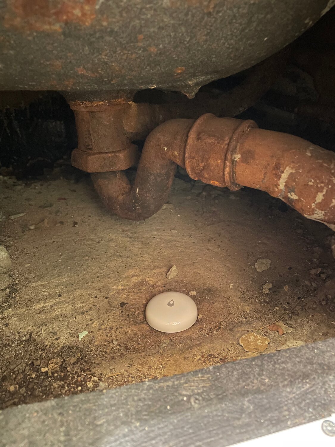 демонтаж чугунного слива ванны, чугунный сифон под ванной, слив под ванной, устройство слива в ванной, сифон под ванной