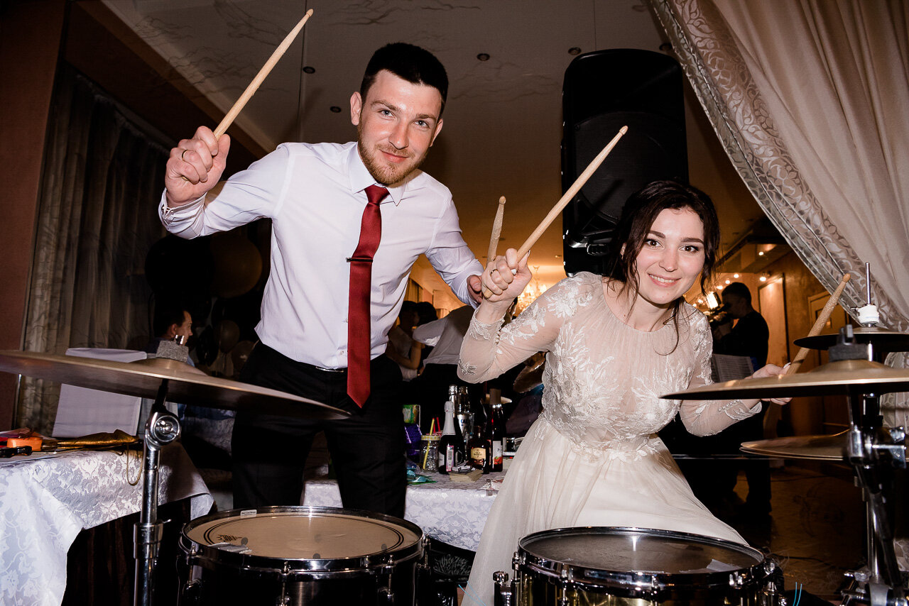 на свадьбе, игра на барабанах, свадьба барабанщика, мужчины, свадебный