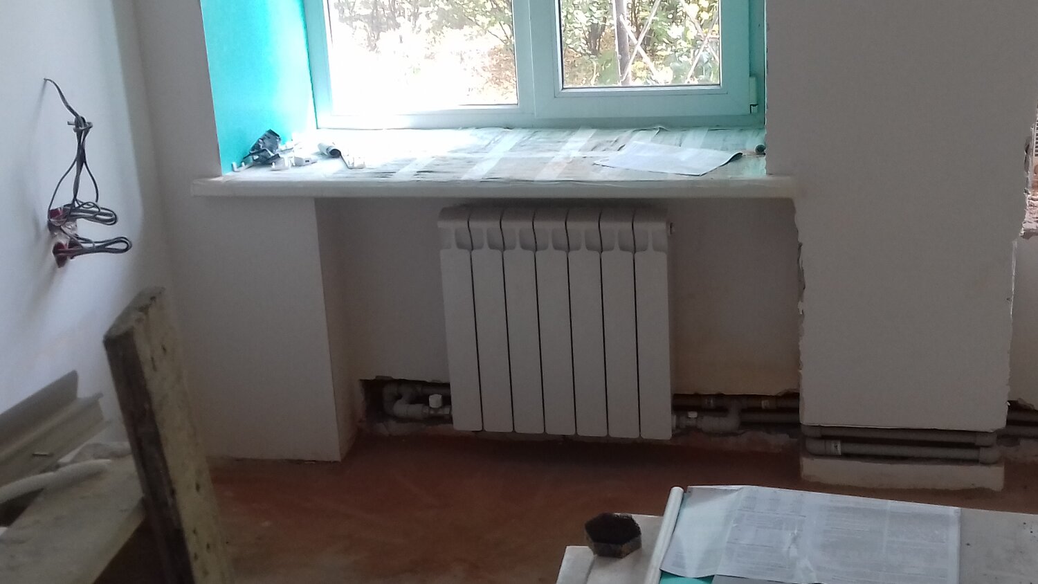 батарея под подоконником, батареи отопления в хрущевках, отопление, радиатор отопления, батареи в загородном доме