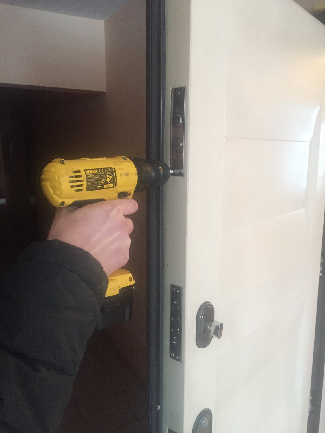 dewalt dw660, дрель девалт dw236, дрель dewalt dw246, шуруповерт аккумуляторный dewalt dcf815d2, монтаж двери