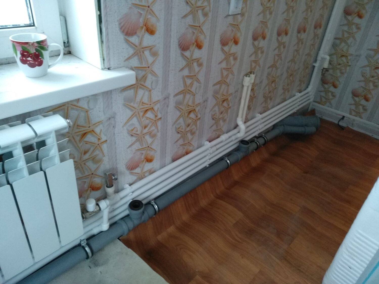 трубы отопления в квартире, трубы отопления в комнате, батареи в квартире, радиатор отопления, отопление