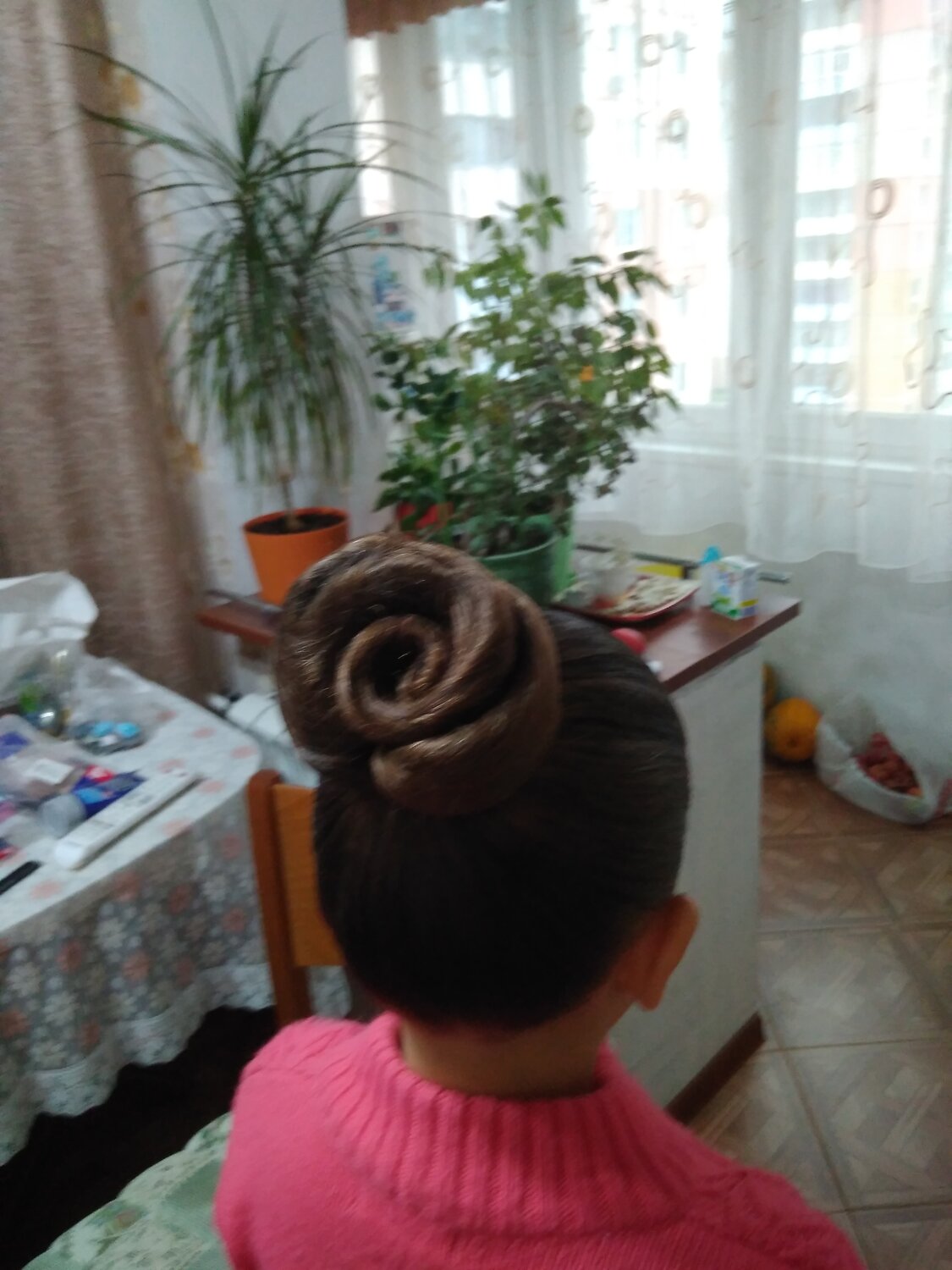 сложная прическа для бальных танцев, бальные прически для девочек с гофрой, бальные прически для девочек, причёска, высокий пучок для бальных танцев