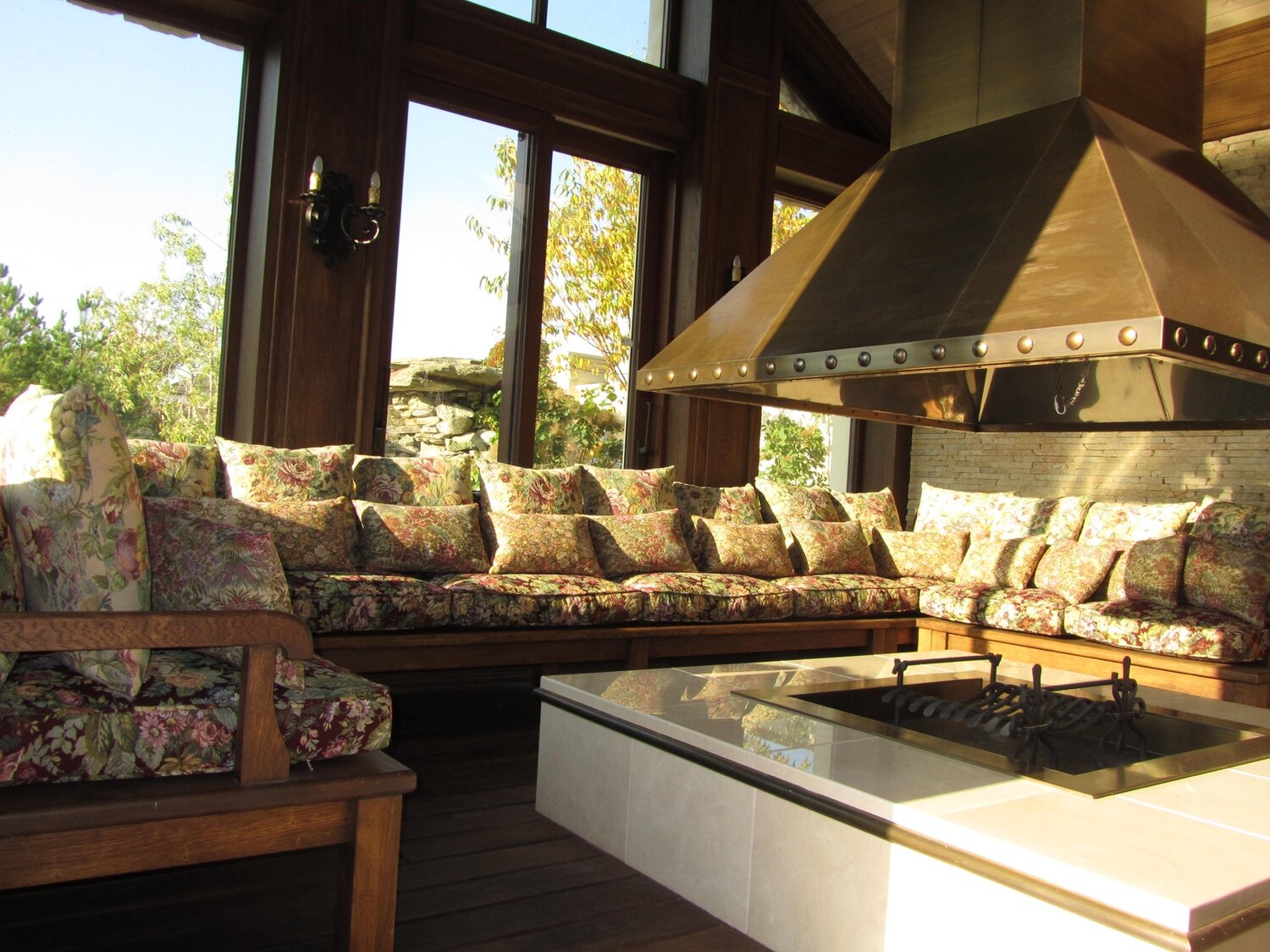 австрийское шале интерьер, терраса с барбекю, летняя гостиная в загородном доме, беседка с барбекю, загородный дом