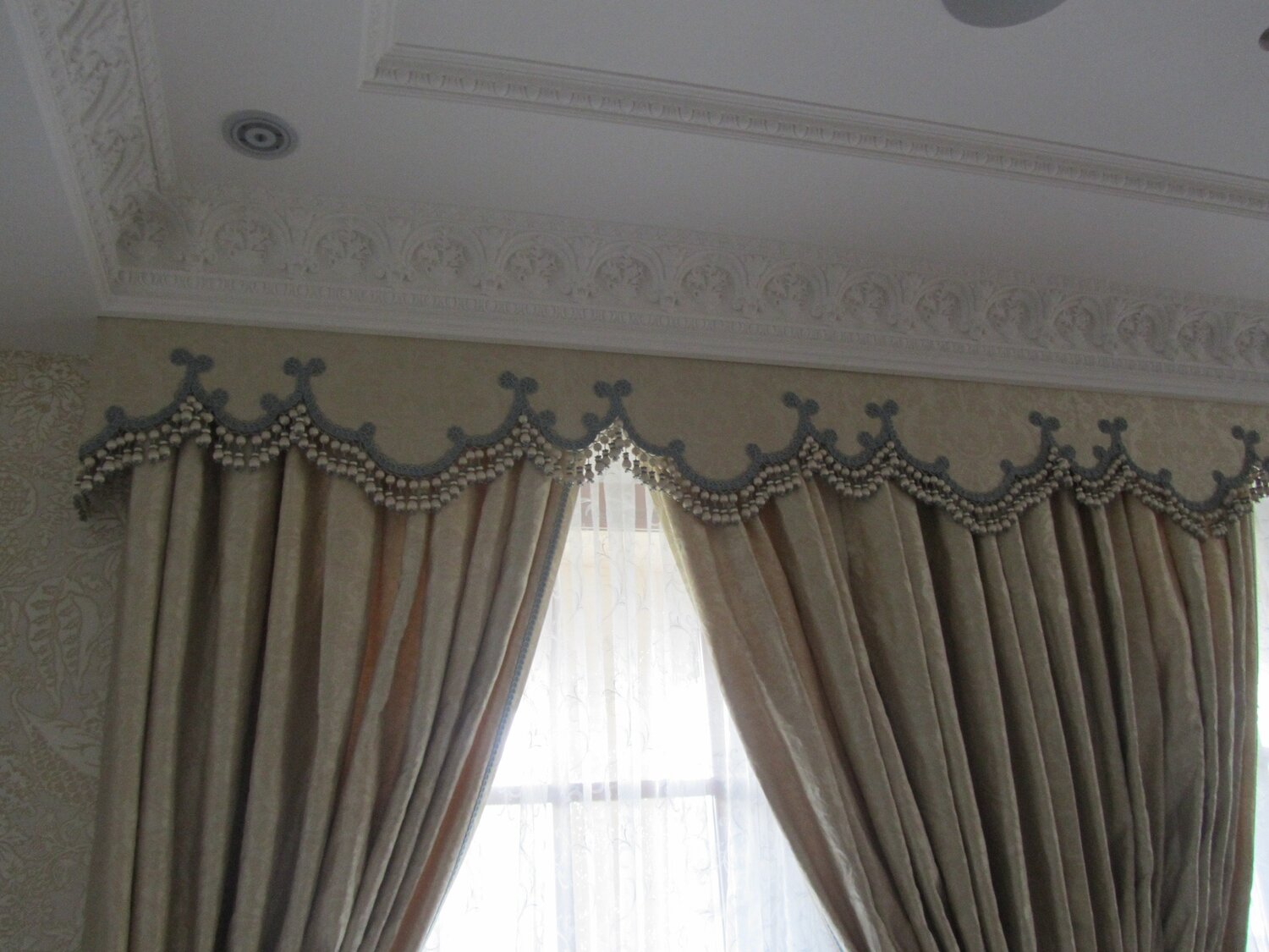 итальянский ламбрекен, ламбрекен, шикарный ламбрекен в зал, жесткий ламбрекен, шторы с жёстким ламбрекеном в зал