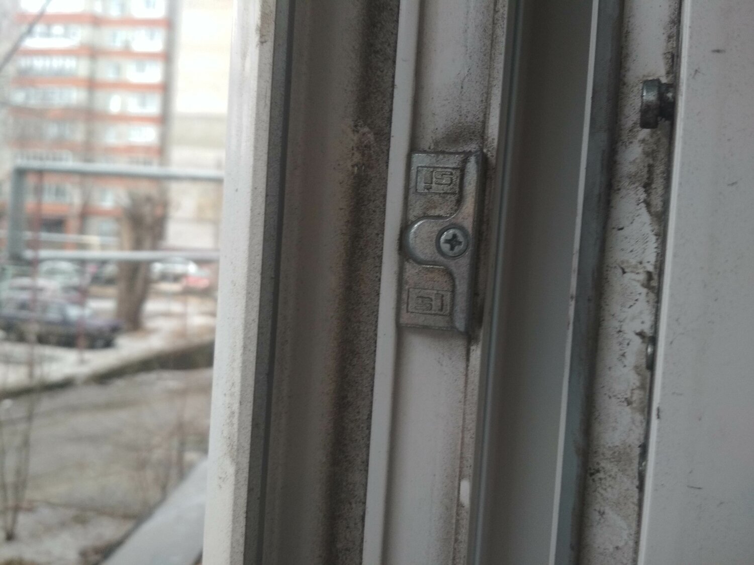 окна, пластиковое окно, цапфы для пластиковых окон, фурнитура мако для пластиковых окон регулировка, скрытый прижим для пластиковых окон регулировка