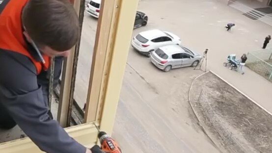 монтажная пена прилипает к сайдингу, обшивка балкона каркас, здание, монтаж, автомобильные дороги