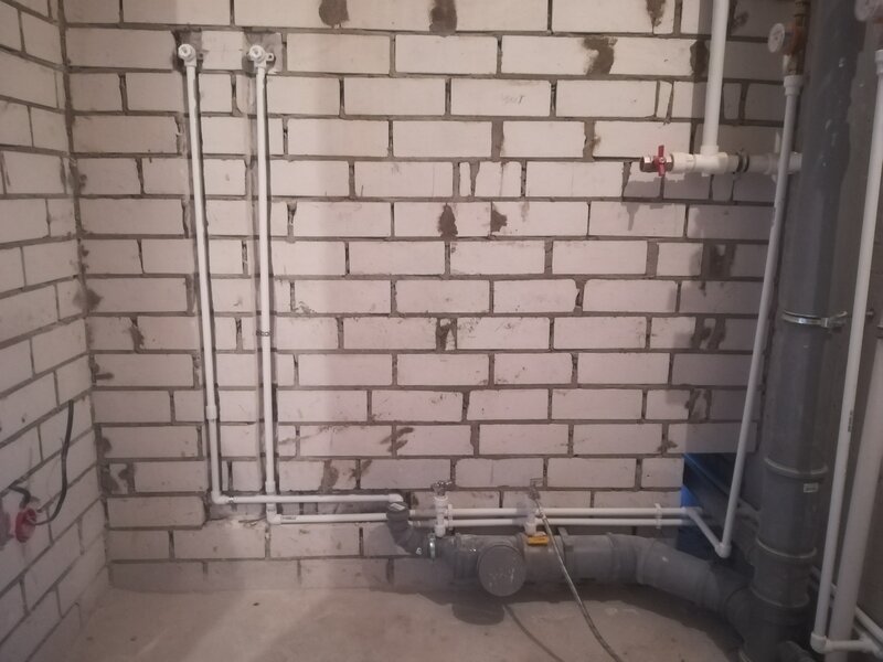 разводка труб, водопровод в ванной комнате из полипропиленовых труб под плитку, прокладка труб водоснабжения, водоснабжение, сантехник