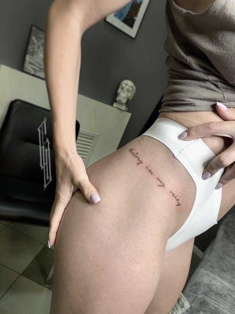 татуировка, tattoo, часть тела человека, мини тату на бедре надпись, тату надпись на бедре