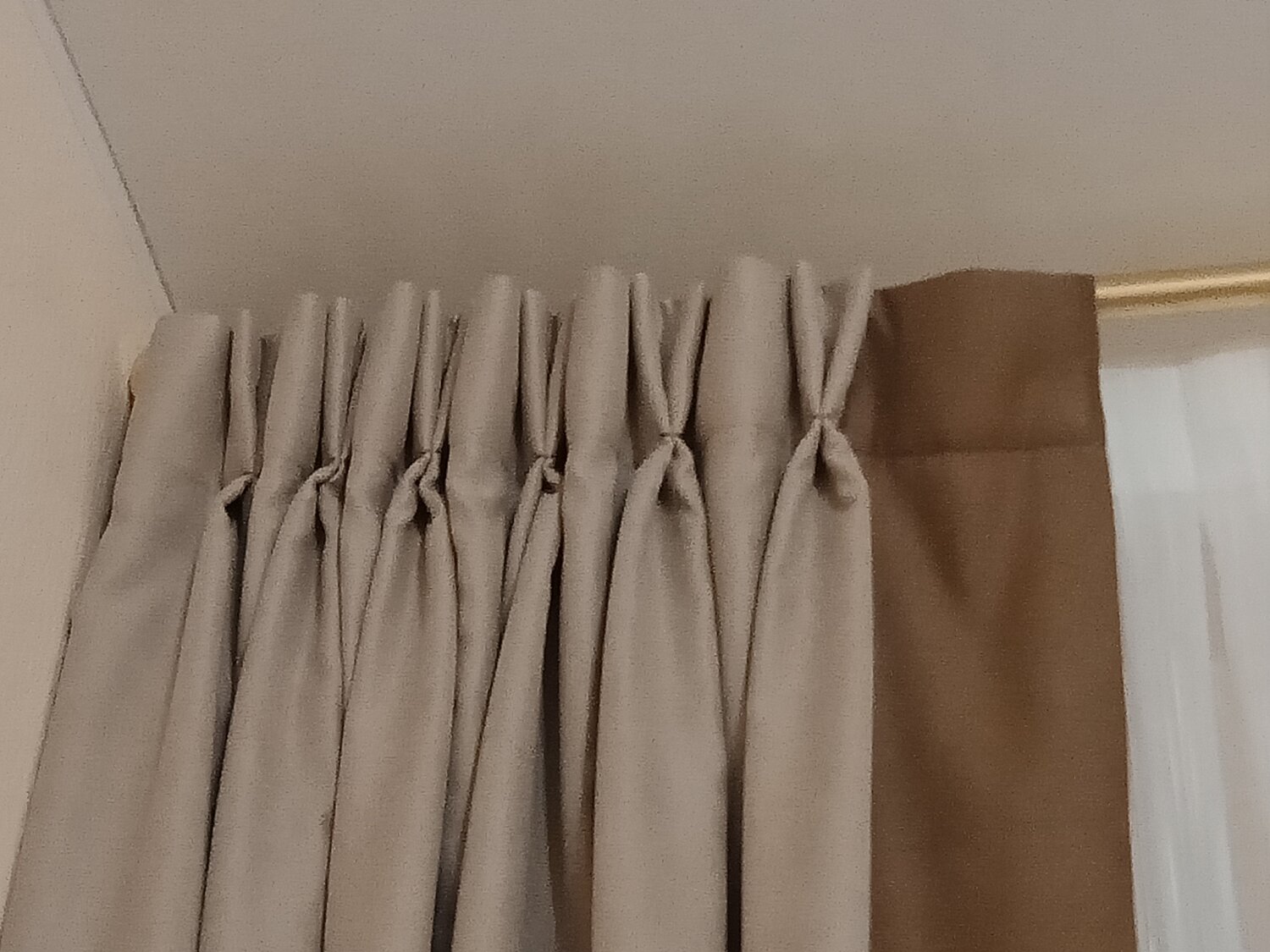 портьера со складками, защипы для штор, хромированный карниз и льняные шторы, складки на шторах, шторная лента для блэкаута