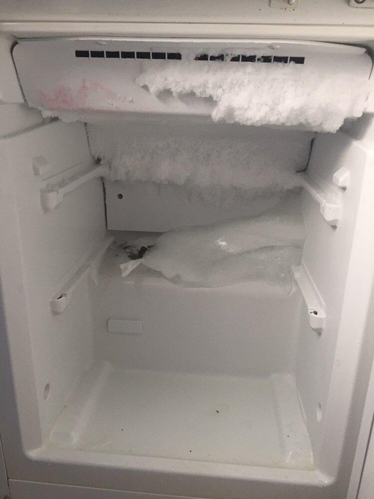 бытовая техника, холодильник, бытовая техника холодильник, холодильник со льдом в морозилке, замерзший холодильник