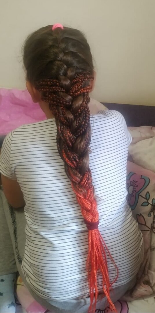 плетение кос, косы с канекалоном 2д красные, 2 объемные косы с лентами, вплести ленту в косу, косы и косички